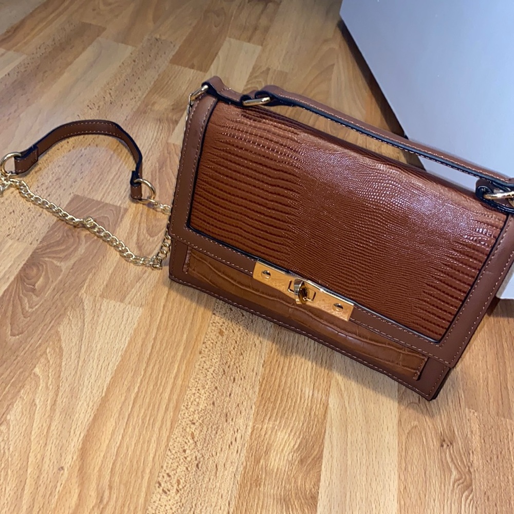 Small shoulder bag.